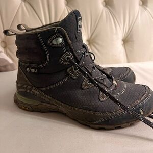 Hiking boots - size 7